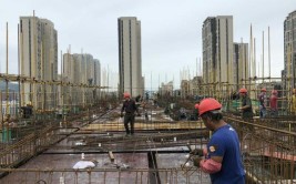 “在一线·看建设”镜头之六：“地产”小工参建家门口的大路(小工师傅大路钢筋工区)