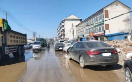 路刚铺好就开挖　停车“塞麻了”　道路工程重复施工遭抱怨(道路总部基地片区施工)