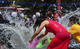 上面听到泼水声 吊顶突然塌下来(花坛陈女士漏水住户泼水)