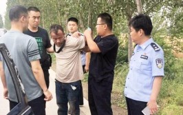 民警竟打着赤膊看热闹？真相是……(孙子抓捕民警赤膊看热闹)