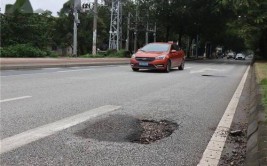 宽阔马路上有个大坑？漯河多辆汽车深夜“中招”(有个中招大坑车主马路上)