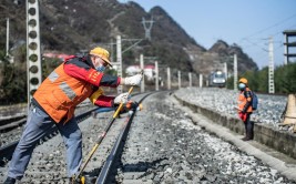 守护回家路(作业检修高铁轨道神医)