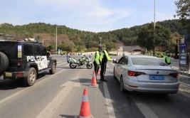 江苏徐州：暖心！节假日里的交警守护(民警交警车辆节假守护)