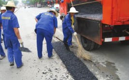 主城区街巷“美容养颜”(道路市政工程修补主城破损)