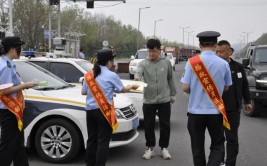 中铁七局107国道东移项目部慰问卫辉市一线交警及路政人员(国道路政交警慰问中铁)