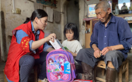 用爱架起“连心桥”(工程患者女儿志愿者带着)