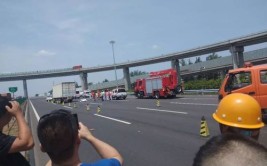 小汽车4人殒命，1人受伤急送潞河(殒命小汽车惨了车祸受伤)