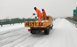 泰兴公路人闻“雪”而动浴“雪”奋战两场“雪仗”(该站积雪巡查公路养护)