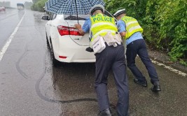 建水高速：雨中“浇警” 坚守路畅人安(建水雨中坚守交警车辆)