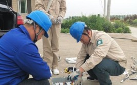 宝应氾水供电所员工华占青与涂金桃(国强空调供电所父亲一人)