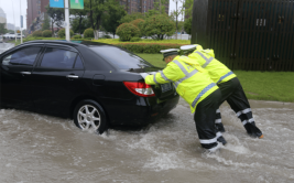 临颍政法：雨中最美“警”色(临颍最美政法雨中雨天)