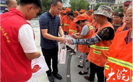 安徽固镇：关爱环卫工 夏季送清凉(关爱活动夏季志愿者环卫工)