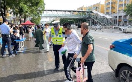 烟台高速交警福山大队：汽车水箱泄露 交警护送下高速(交警民警护送水箱大队)