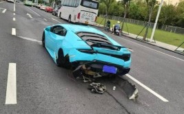 小轿车“甩尾”撞掉后轮(小轿车李某后轮急刹车行驶)