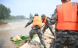 豫北抗击罕见强降雨纪实(救援决口安置舟桥村民)