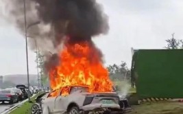 成都双流，一新能源汽车发生碰撞，车门打不开(双流车门让我们生命新能源)