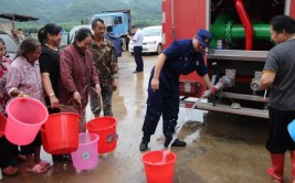 消防部门紧急送水缓解居民用水难(供水用水爆裂居民送水)