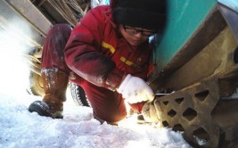 冬夜大客车胎瘪开不走 大庆维修员爬冰卧雪进行救援(前轮大客车千斤顶大庆轮胎)