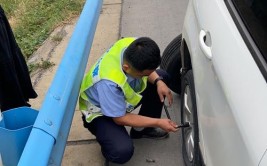 私家车爆胎撞护栏 开封高速交警及时处置(护栏开封交警私家车民警)