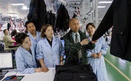 “潜江裁缝”家门口就业买上小汽车(裁缝制衣公司小汽车纺织服装)