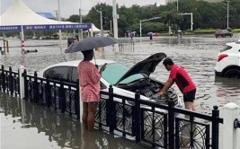 暴雨天车辆涉水趴窝该怎么办？积水熄火不要二次启动(涉水暴雨积水停车场天府)