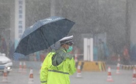 他们守护的身影始终如一！(暴雨民警开封我为守护)