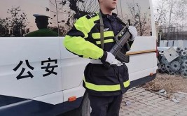 他真的“脱”下一层皮(执勤人民日报路口警服交通)