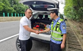 车辆电路故障抛锚高速 民警：“老人先跟我走！”(车辆民警法制报故障驾驶人)