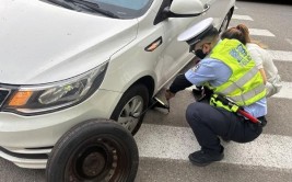 民警帮助换轮胎 点滴小事暖人心(驾驶人民警轮胎备胎车辆)