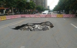 长春前进西街路面塌陷出现深坑 目前仍在抢修(塌陷西街路面抢修一处)