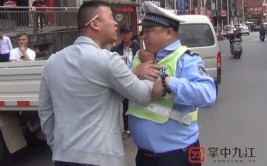 只因车主移车不及时 男子踹坏他人汽车后视镜和车门(王某民警车主后视镜汽车)