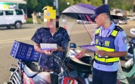 车子坏在路口 辅警帮忙徒手拉车400米(车子拉车帮忙路口就在)