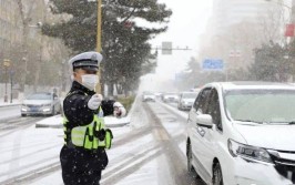 原平市交警撑起安全伞 雪天坚守岗位暖人心(雪天交警人心坚守撑起)