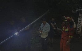 雷雨袭来淄博博山共出动警力300余人次 救援被困人21人(被困民警派出所救援群众)