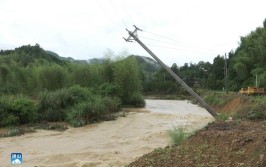 暴雨后的山西泽州：乡村接入大电网 解民众“水电难”(供电泽州暴雨水电作业)