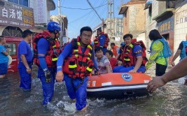 水困卫辉：“泽国”上的疾速救援(救援泽国队员冲锋洪水)