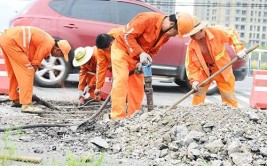 不畏高温 路面修补进行时(路面修补顺昌养护高温)