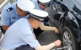 临沭交警帮忙换轮胎 排忧解难暖人心(临沭交警驾驶人备胎民警)