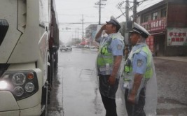 风雨中见真情 永丰交警全力保畅通(永丰交警风雨车辆交警大队)