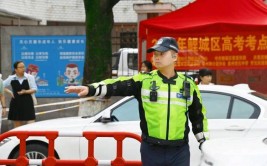 米东区：疏导交通碰到馈电车 交警现场伸援手(东区疏导交警车辆交通)