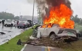 挡风玻璃脱落！贵阳这一路段接连发生两起车祸(这一车头路段受损脱落)