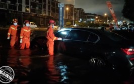 抚州南城2辆小车被淹，多人被困车内(内涝被困暴雨车内积水)