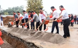 这个校友会为裴寨社区明德小学捐了一座楼(明德校友会校友一座捐赠)