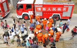 持续高温干旱 湖北多地出动消防送水 全力保障群众生产生活(高温送水旱情群众出动)