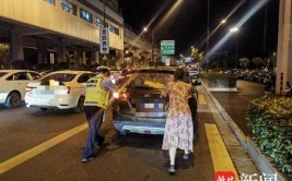 运白菜车没油抛锚 司机急哭交警驱车26公里 帮助解困(民警抛锚司机解困交警)