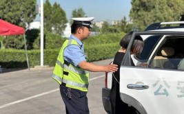 吉首交警化身“推车师”和“修理工” 为民服务赢称赞(骑警交警车辆路段有序)