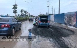 玉林：机动车道上多出一大堆石子 两车中招受损(石子机动车道路段小车受损)