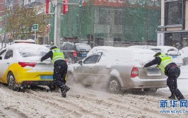 突降大雪 道路结冰 27辆车被困山区道路 焦作沁阳交警成功救援(救援被困道路结冰大雪)