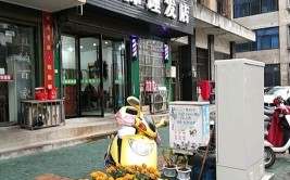 5800元年卡被“冻结”，商家称再充5800元才能解冻(消费者商家美发店老板小陈)