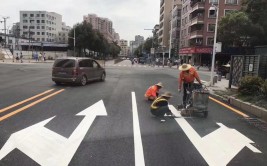 怀集县市政部门修复残旧道路标志标线(标线标志道路修复市政)